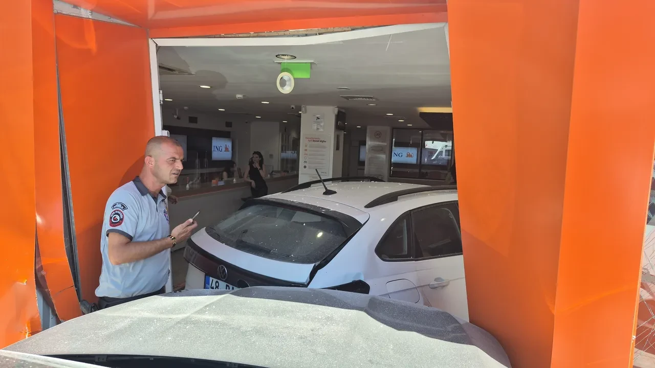 Cipin çarptığı araç bankanın içine girdi