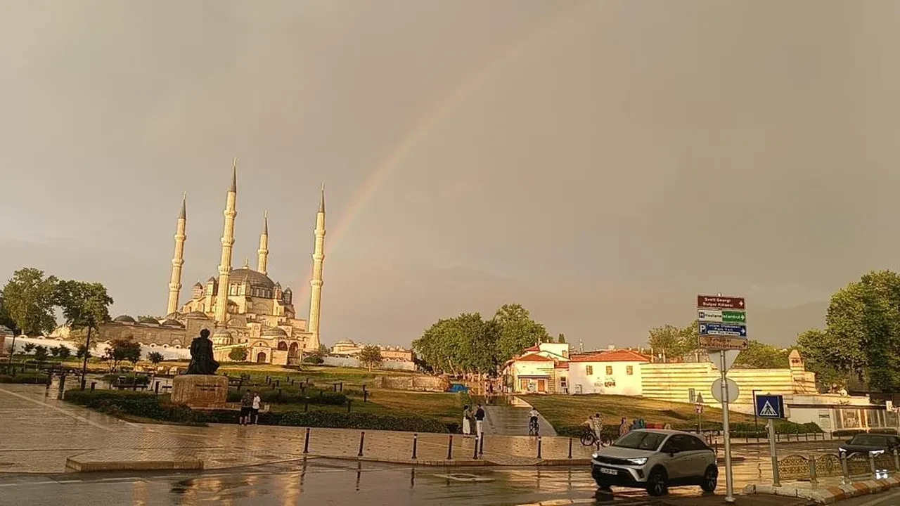 Edirne'de gökkuşağı manzarası hayran bıraktı: Selimiye Cami ilgi odağı oldu!