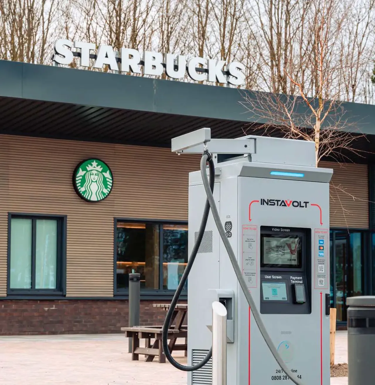 İngiltere'nin en büyük elektrikli araç şarj merkezi açıldı: Kendi elektriğini güneşten üretiyor