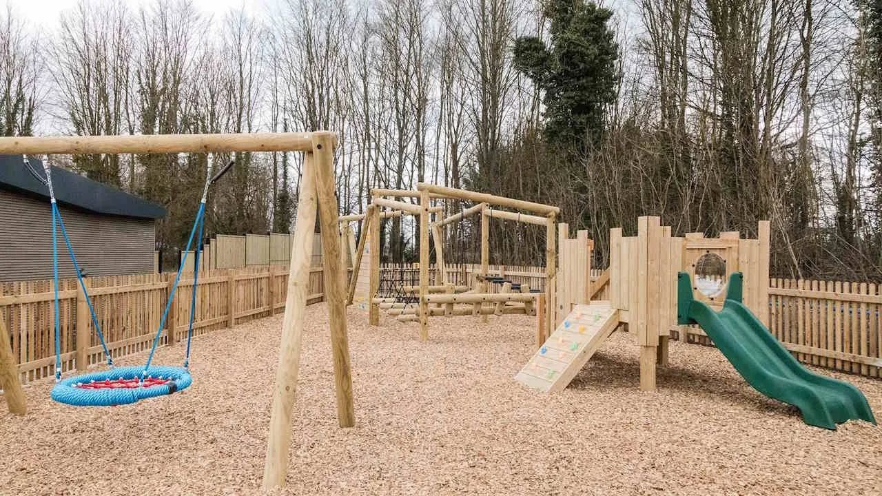 İngiltere'nin en büyük elektrikli araç şarj merkezi açıldı: Kendi elektriğini güneşten üretiyor