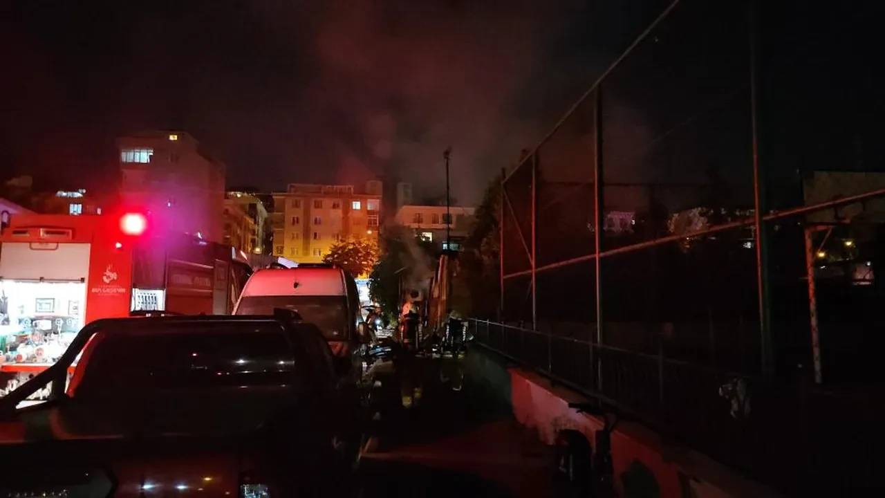İstanbul'da oto tamirhanede korkutan yangın: 10 araç cayır cayır yandı 