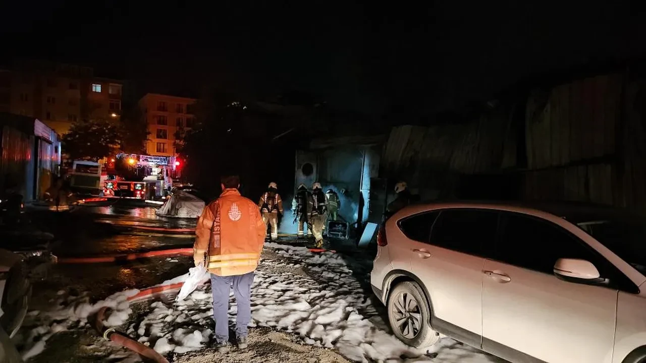 İstanbul'da oto tamirhanede korkutan yangın: 10 araç cayır cayır yandı 