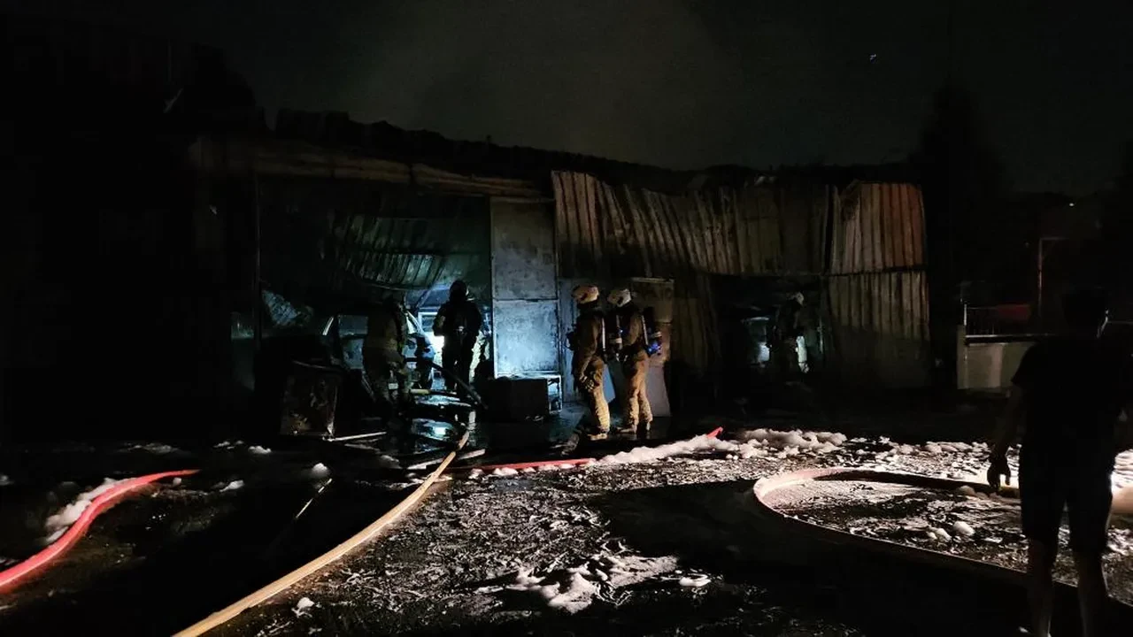 İstanbul'da oto tamirhanede korkutan yangın: 10 araç cayır cayır yandı 