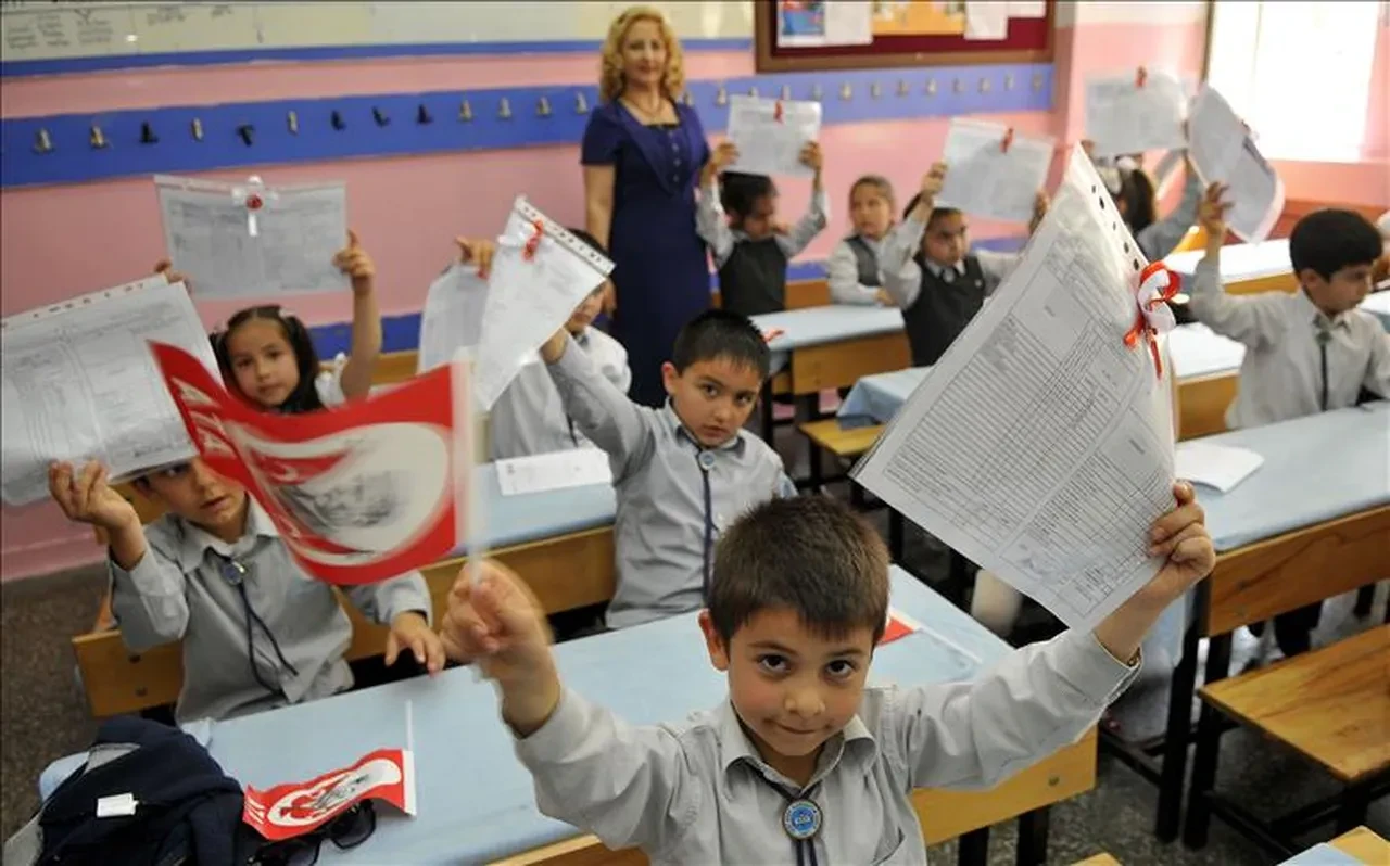 Karne gününe özel mesajlar ile çocuklarınızı sevindirin! Karne günü kutlama mesajları ve görselleri