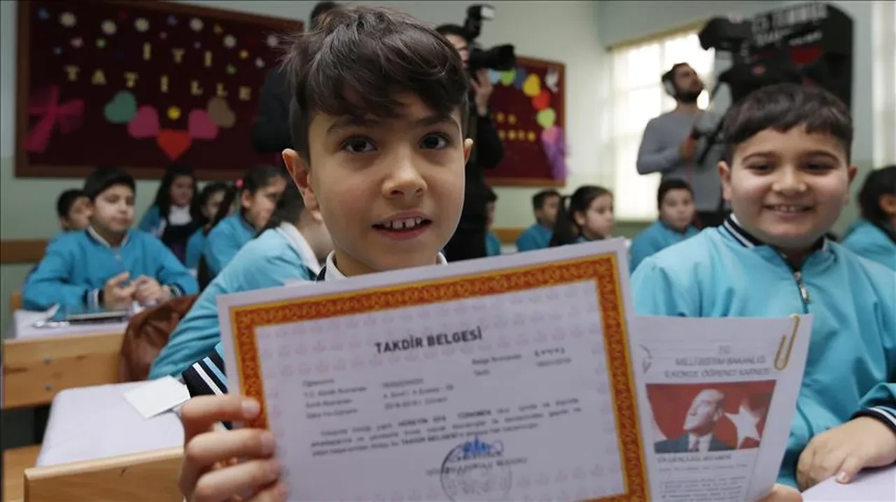 Karne gününe özel mesajlar ile çocuklarınızı sevindirin! Karne günü kutlama mesajları ve görselleri