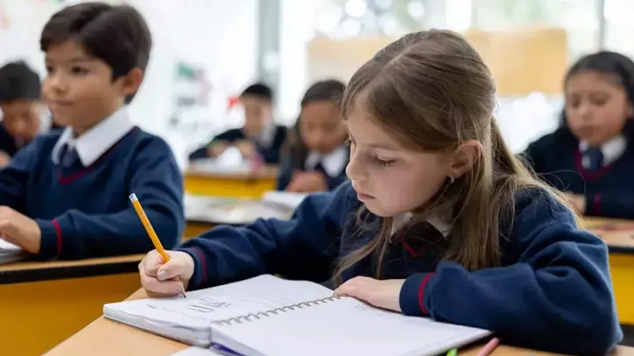Okullarda yeni dönem! Serbest kıyafet uygulaması kalkıyor