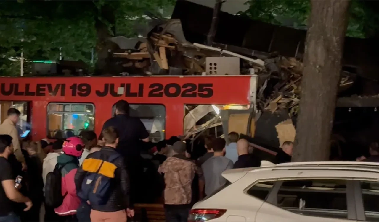 Raydan çıkan tramvay pizza dükkanına daldı! Çok sayıda yaralı var