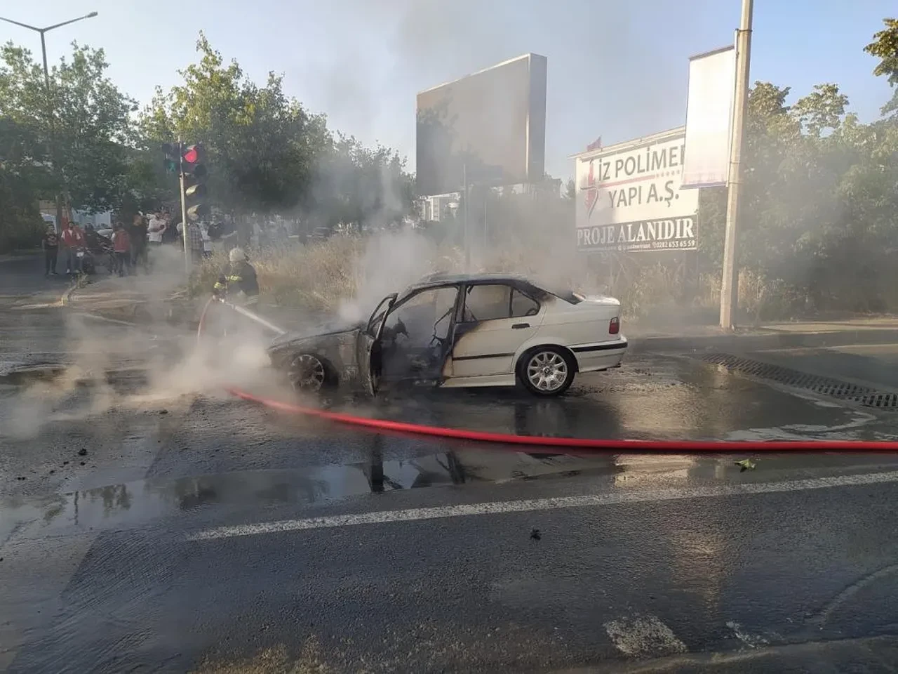 Seyir halinde birden alev topuna döndü! Sürücü araçtan atlayarak kurtuldu