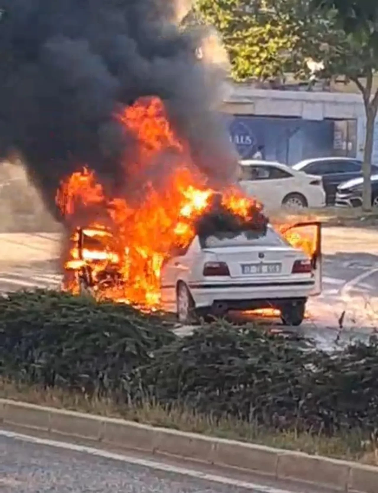 Seyir halinde birden alev topuna döndü! Sürücü araçtan atlayarak kurtuldu
