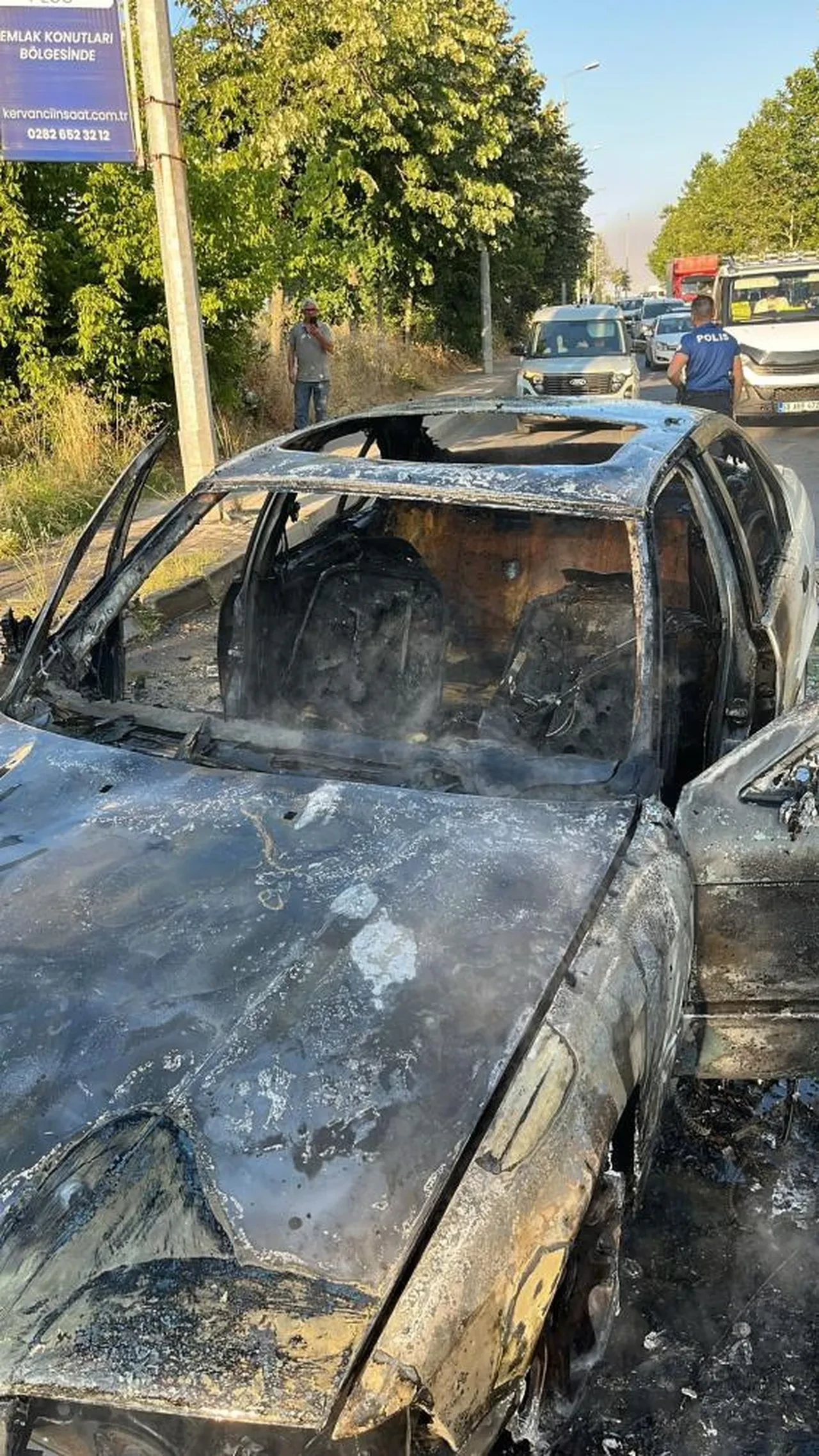 Seyir halinde birden alev topuna döndü! Sürücü araçtan atlayarak kurtuldu