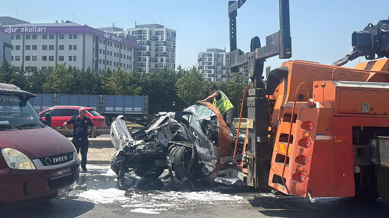 TEM’de zincirleme kaza: Tır ile kamyon arasında sıkıştı