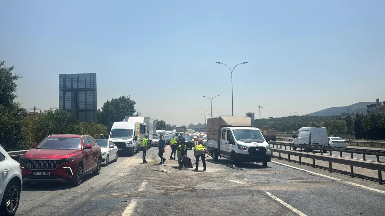 TEM’de zincirleme kaza: Tır ile kamyon arasında sıkıştı