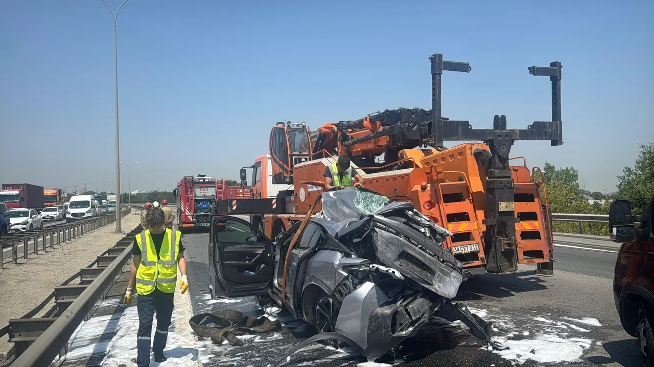 TEM’de zincirleme kaza: Tır ile kamyon arasında sıkıştı