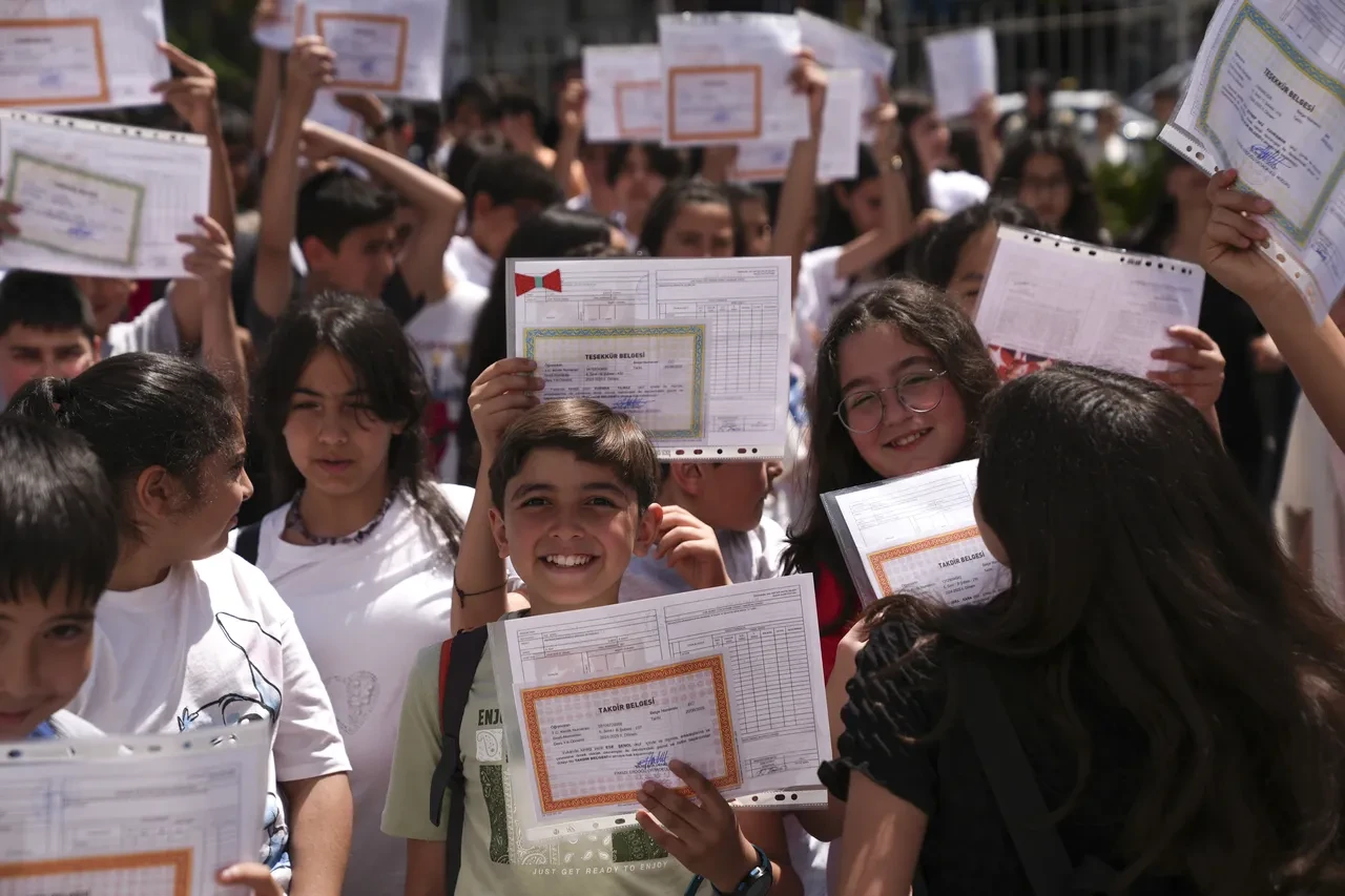 Yaz tatili başladı! 20 milyon öğrenci karne aldı