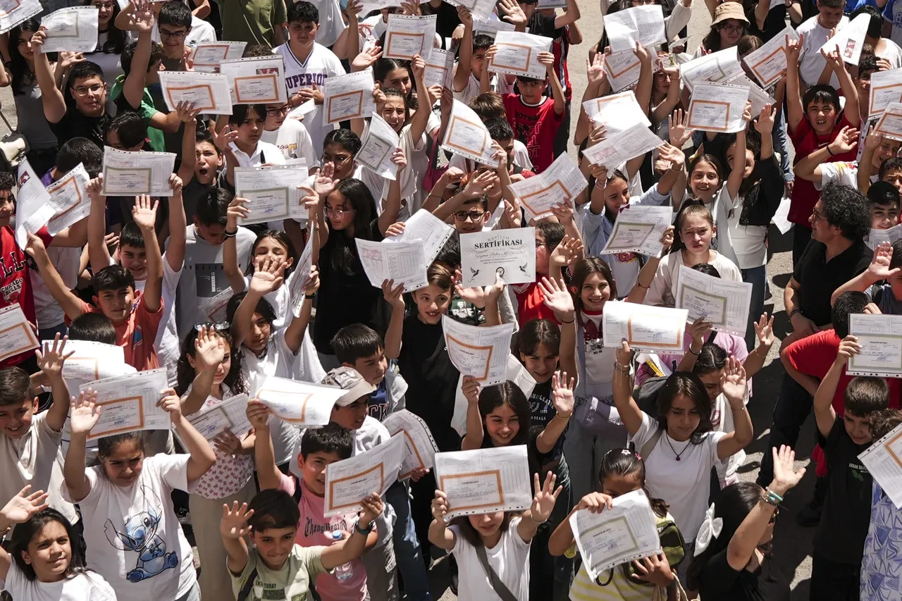 Yaz tatili başladı! 20 milyon öğrenci karne aldı