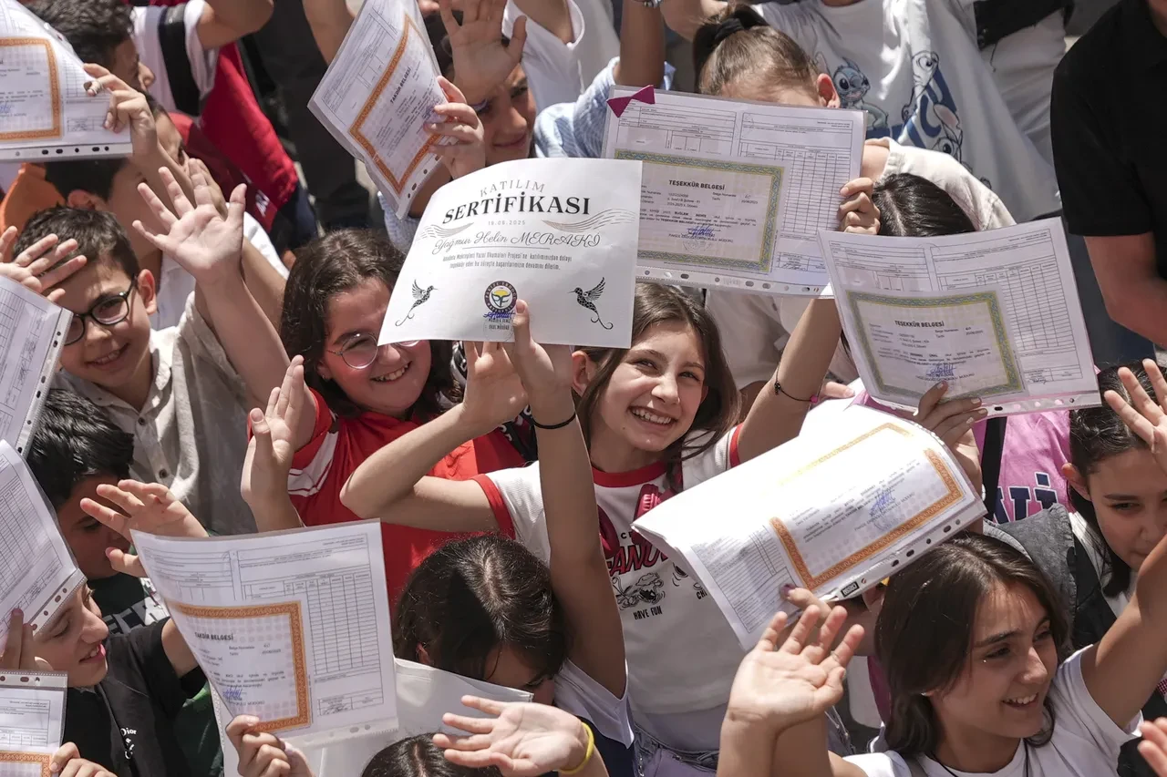 Yaz tatili başladı! 20 milyon öğrenci karne aldı