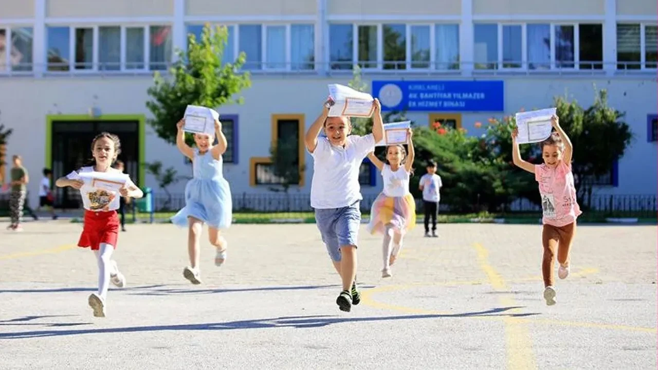 Yaz tatili başlıyor! 20 milyon öğrenci bugün karne alıyor