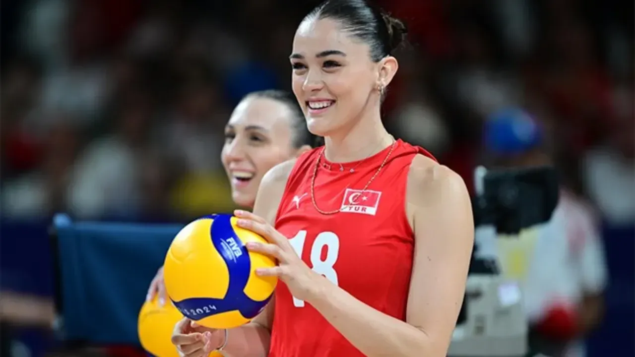 Zehra Güneş neden gözlük takıyor? Milli voleybolcunun sağlık durumu