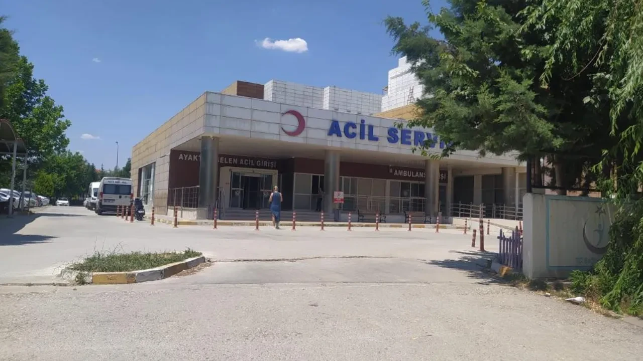Denizli'de okulun son günü öğretmenler kavga etti: Meslektaşını yere serdi!