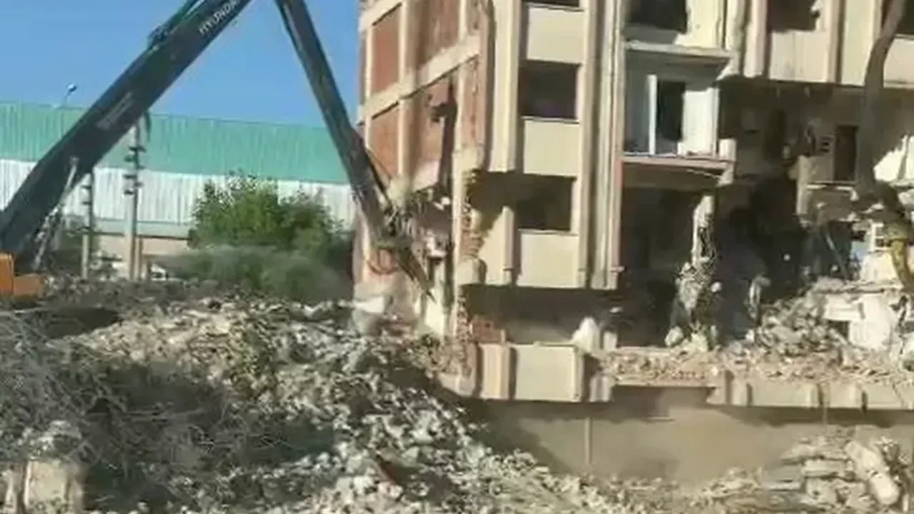 Elazığ’da ağır hasarlı bina tek dokunuşla yıkıldı
