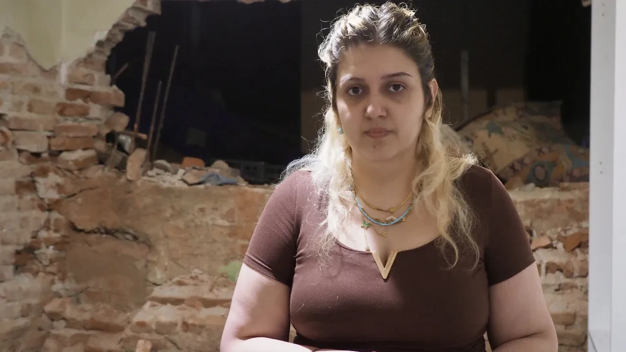 Evinde çocuğunu uyutan anne dehşeti yaşadı: Belediyenin inşaatı yüzünden üzerine yıkıldı