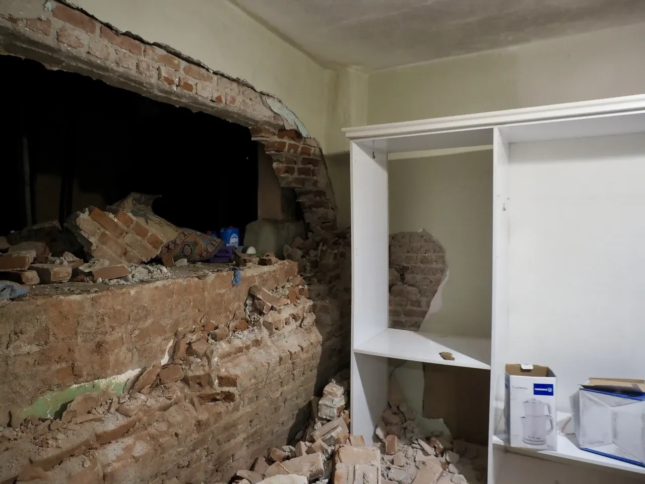 Evinde çocuğunu uyutan anne dehşeti yaşadı: Belediyenin inşaatı yüzünden üzerine yıkıldı