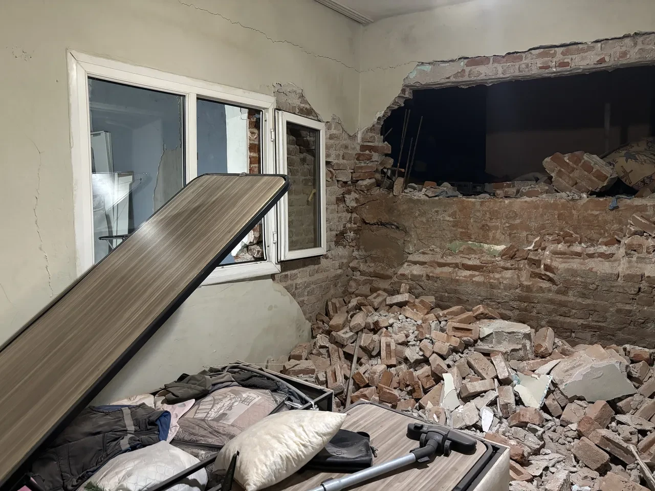 Evinde çocuğunu uyutan anne dehşeti yaşadı: Belediyenin inşaatı yüzünden üzerine yıkıldı