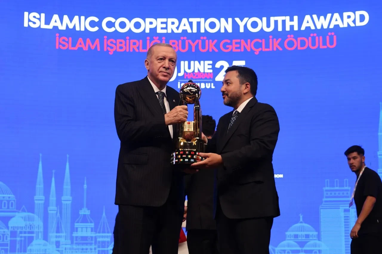 İslam İşbirliği Gençlik Forumu’ndan Cumhurbaşkanı Erdoğan’a Ödül