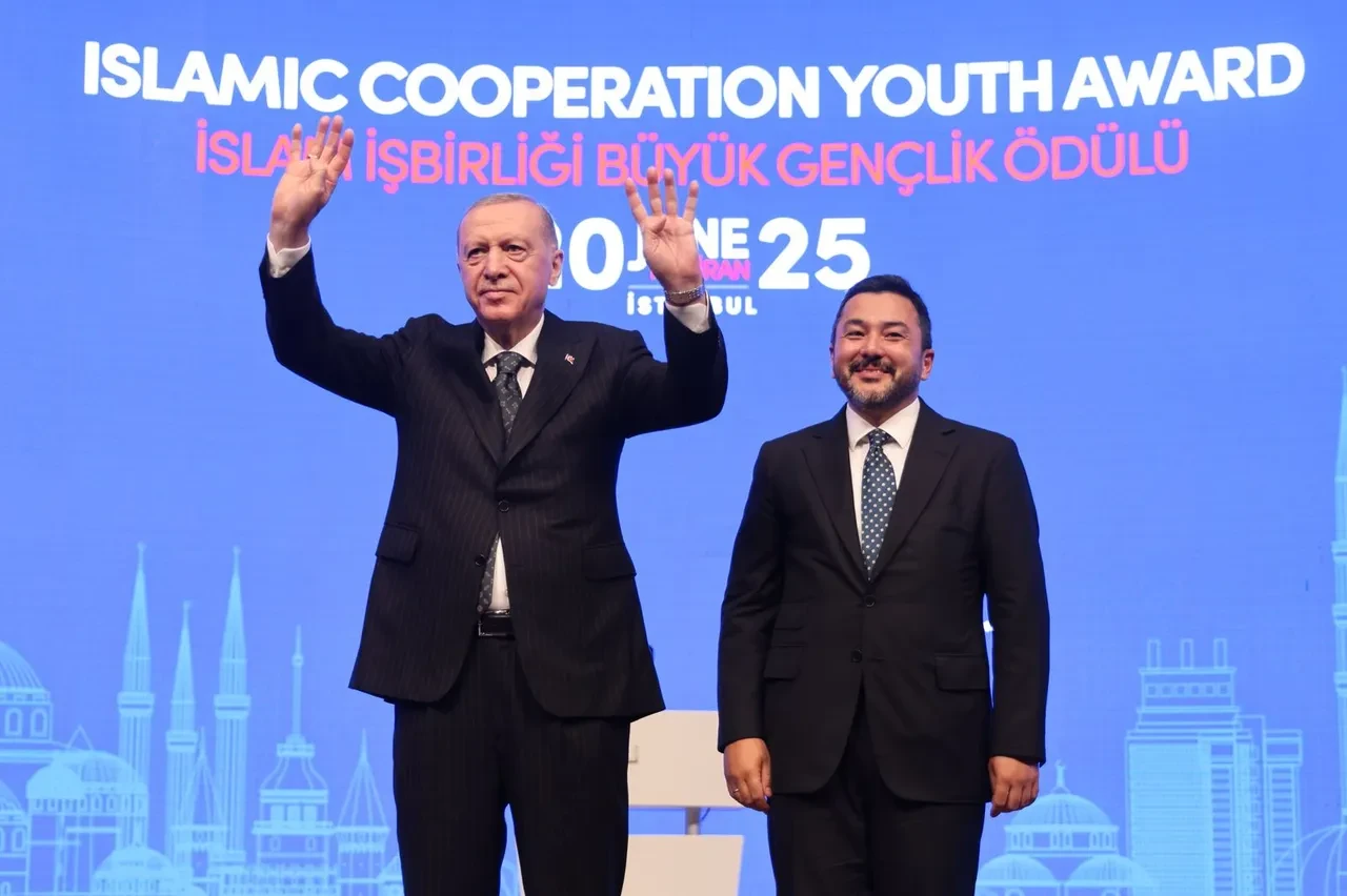 İslam İşbirliği Gençlik Forumu’ndan Cumhurbaşkanı Erdoğan’a Ödül