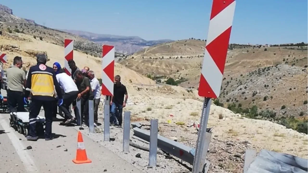 Malatya'da otomobil bariyerlere çarparak takla attı: 1 ölü, 2 yaralı