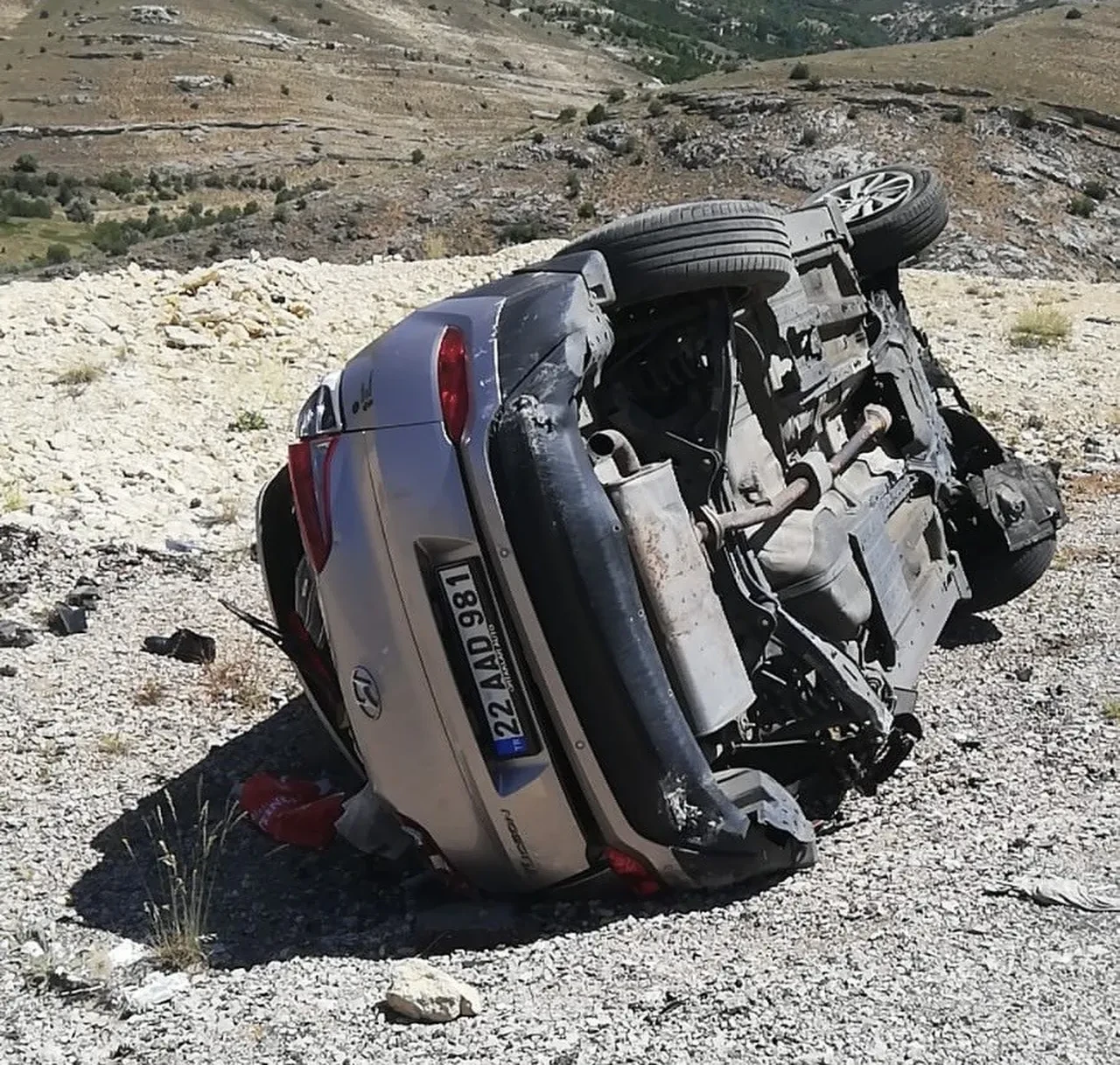 Malatya'da otomobil bariyerlere çarparak takla attı: 1 ölü, 2 yaralı