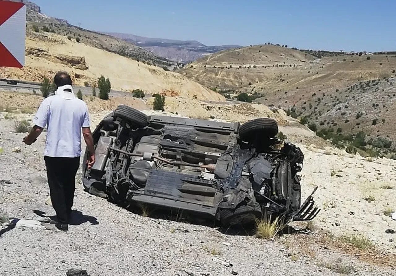 Malatya'da otomobil bariyerlere çarparak takla attı: 1 ölü, 2 yaralı