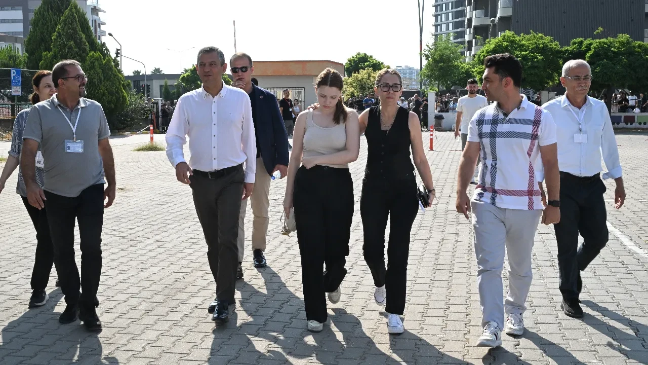 Özgür Özel, Ferdi Zeyrek’in kızı Nehir Zeyrek’i üniversite sınavına götürdü