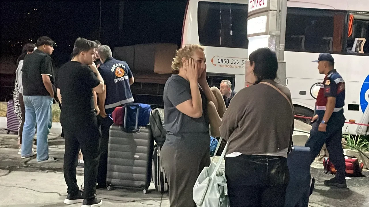 Sakarya'da feci kaza! Yolcu otobüsü tıra çarptı! Çok sayıda yaralı var