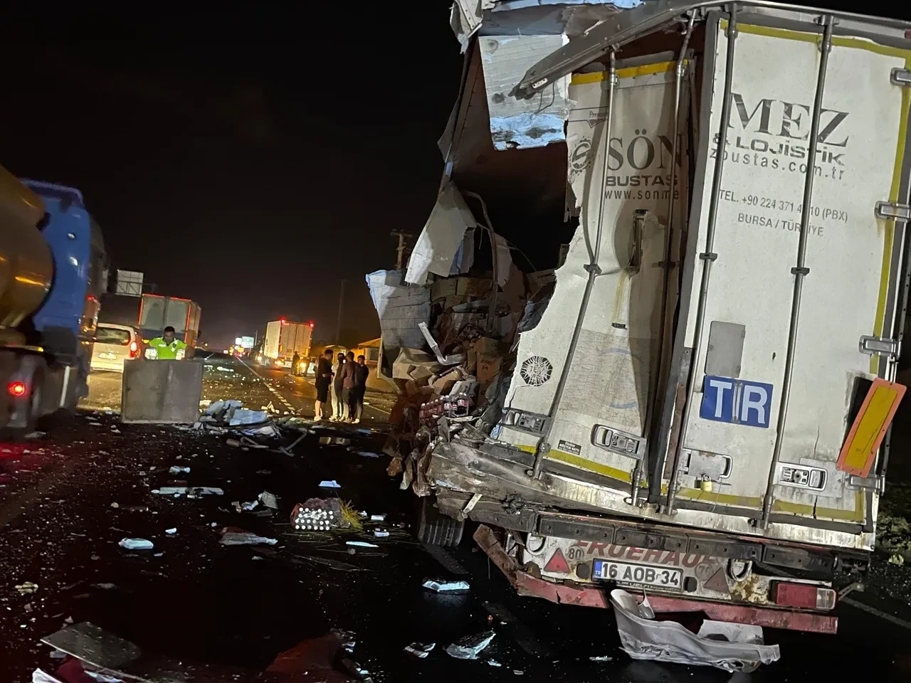Sakarya'da feci kaza! Yolcu otobüsü tıra çarptı! Çok sayıda yaralı var