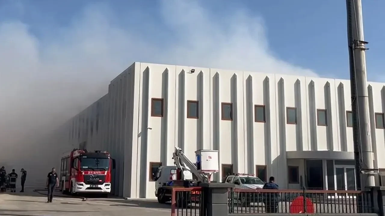 Tekirdağ'da gıda deposunda büyük yangın