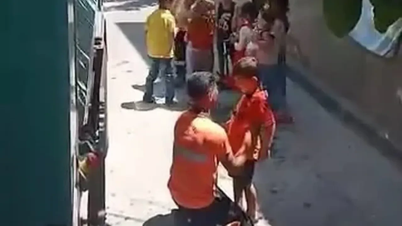 Temizlik personelinin hareketi yürekleri ısıttı