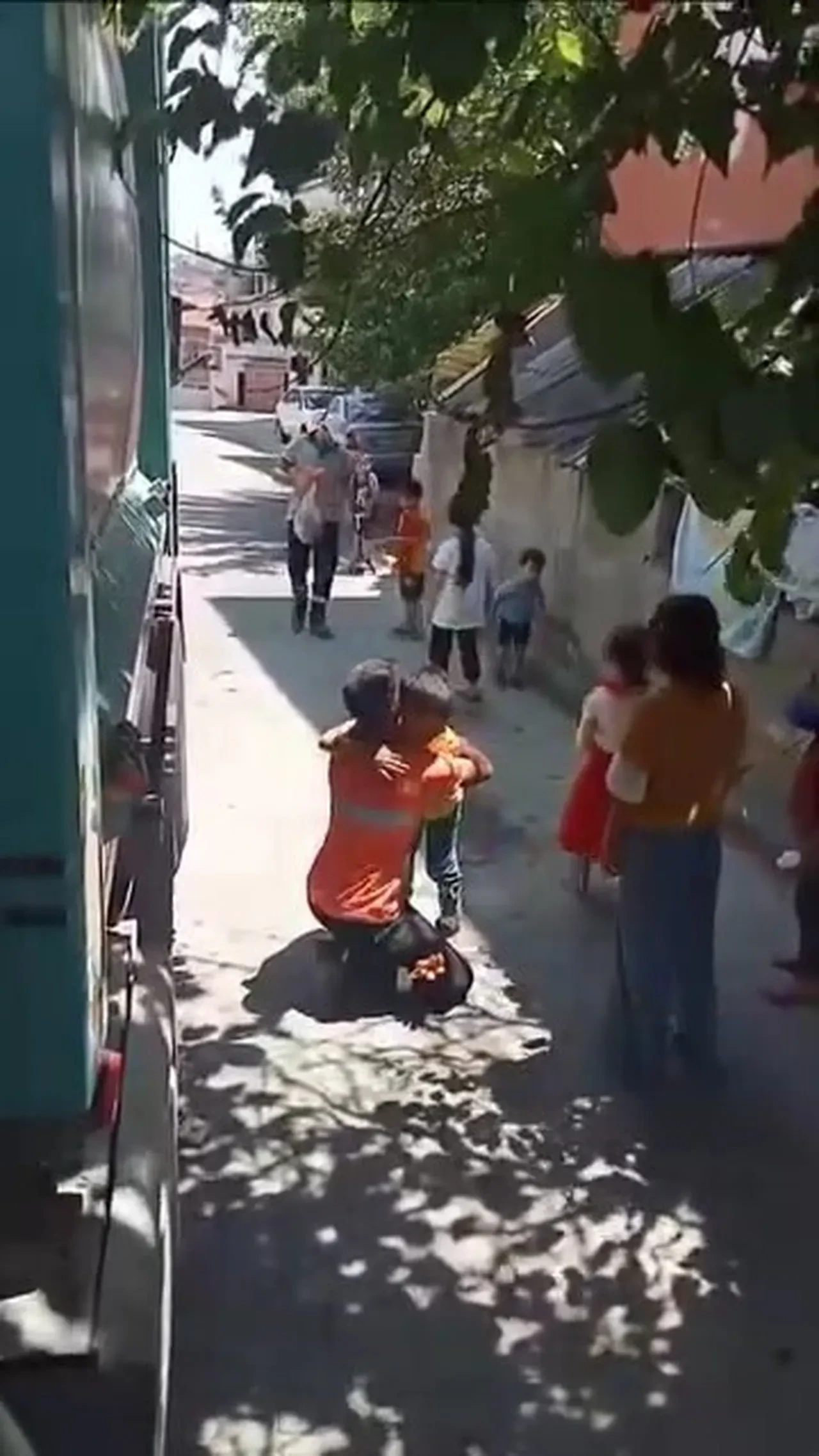 Temizlik personelinin hareketi yürekleri ısıttı