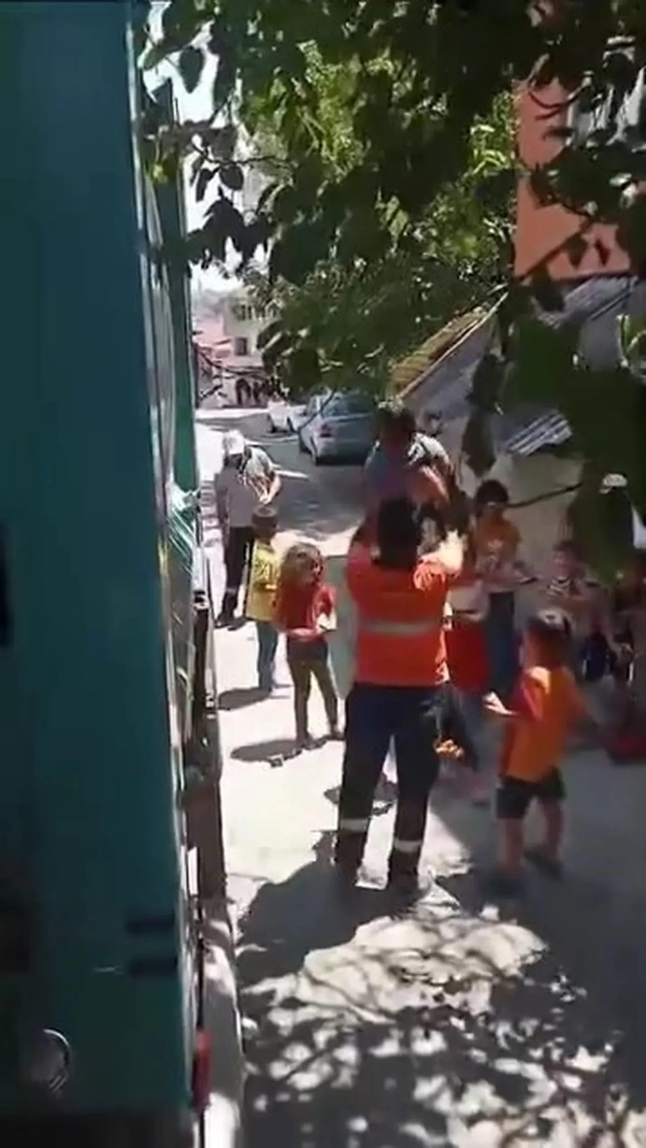 Temizlik personelinin hareketi yürekleri ısıttı