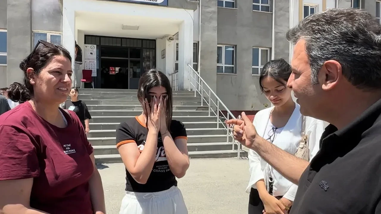 YKS çıkışı duygusal anlar: Annesi teselli etti