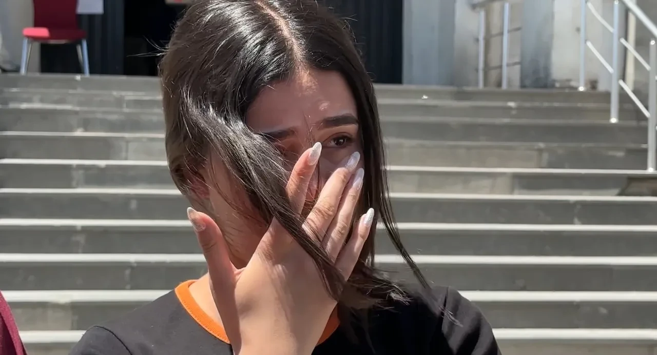 YKS çıkışı duygusal anlar: Annesi teselli etti