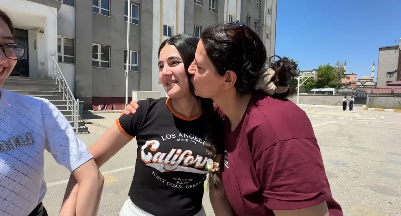 YKS çıkışı duygusal anlar: Annesi teselli etti