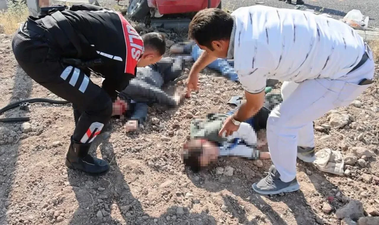 Aksaray'da feci kaza! Refüje savruldular: Ölü ve yaralılar var