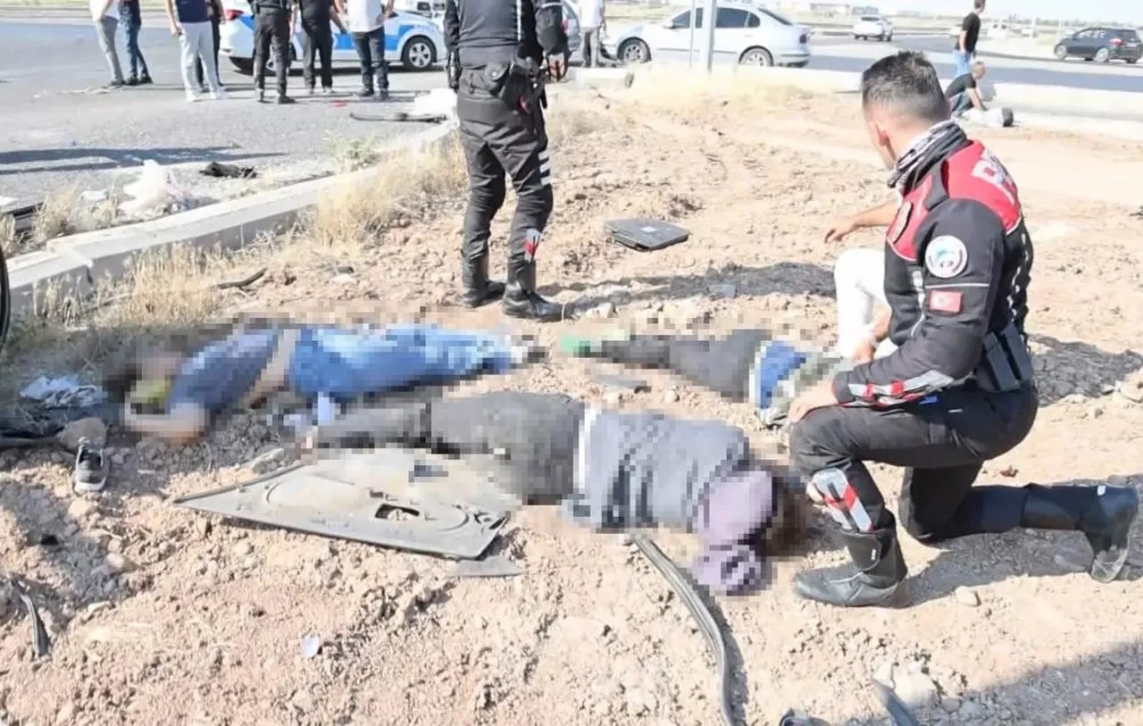 Aksaray'da feci kaza! Refüje savruldular: Ölü ve yaralılar var