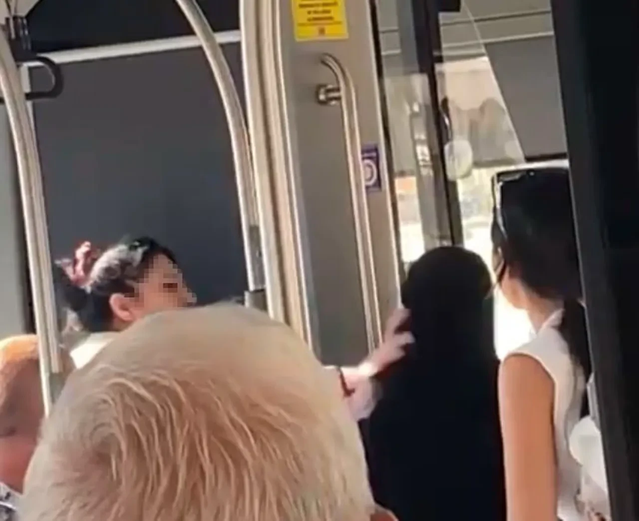 Belediye otobüsünde skandal görüntüler! Tesettürlü kadına 2 yaşındaki kızının gözü önünde saldırdı