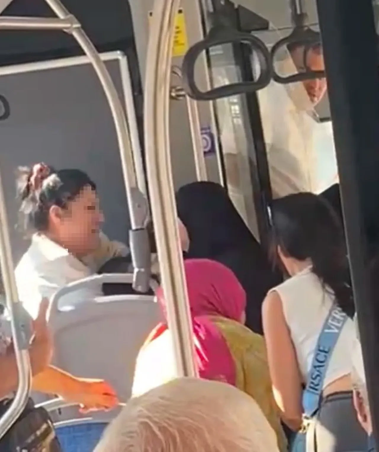 Belediye otobüsünde skandal görüntüler! Tesettürlü kadına 2 yaşındaki kızının gözü önünde saldırdı