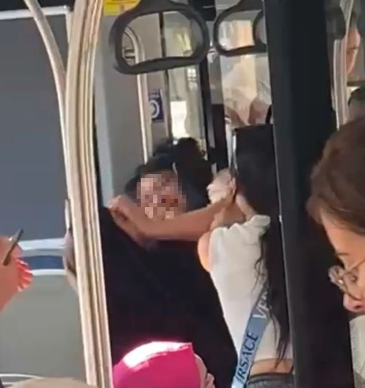 Belediye otobüsünde skandal görüntüler! Tesettürlü kadına 2 yaşındaki kızının gözü önünde saldırdı