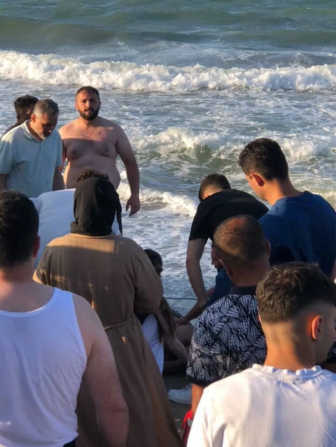 Boğulmak üzereydi... Vatandaşlar son anda kurtardı