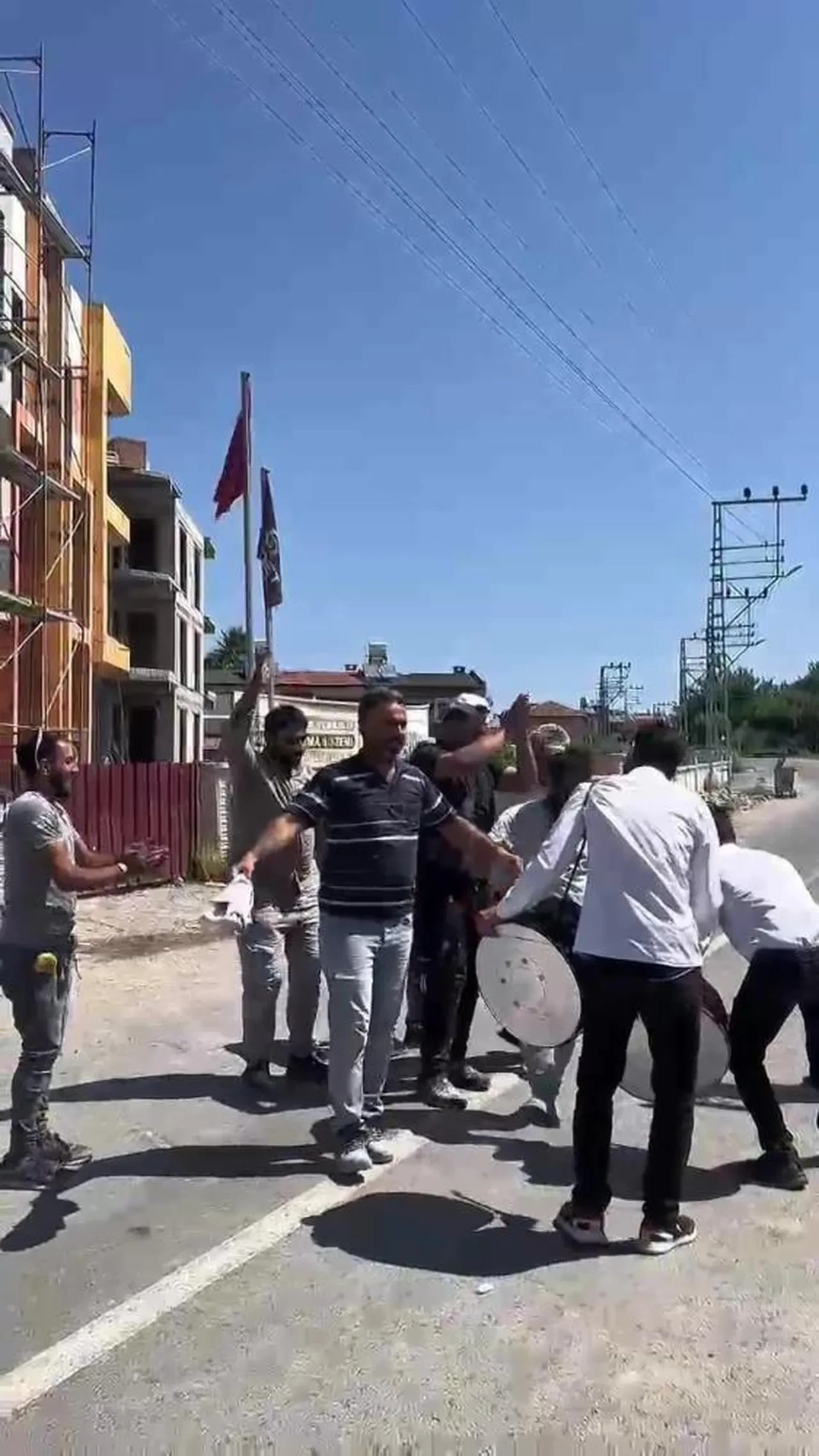 Deprem konutlarındaki işçilere davullu zurnalı moral sürprizi