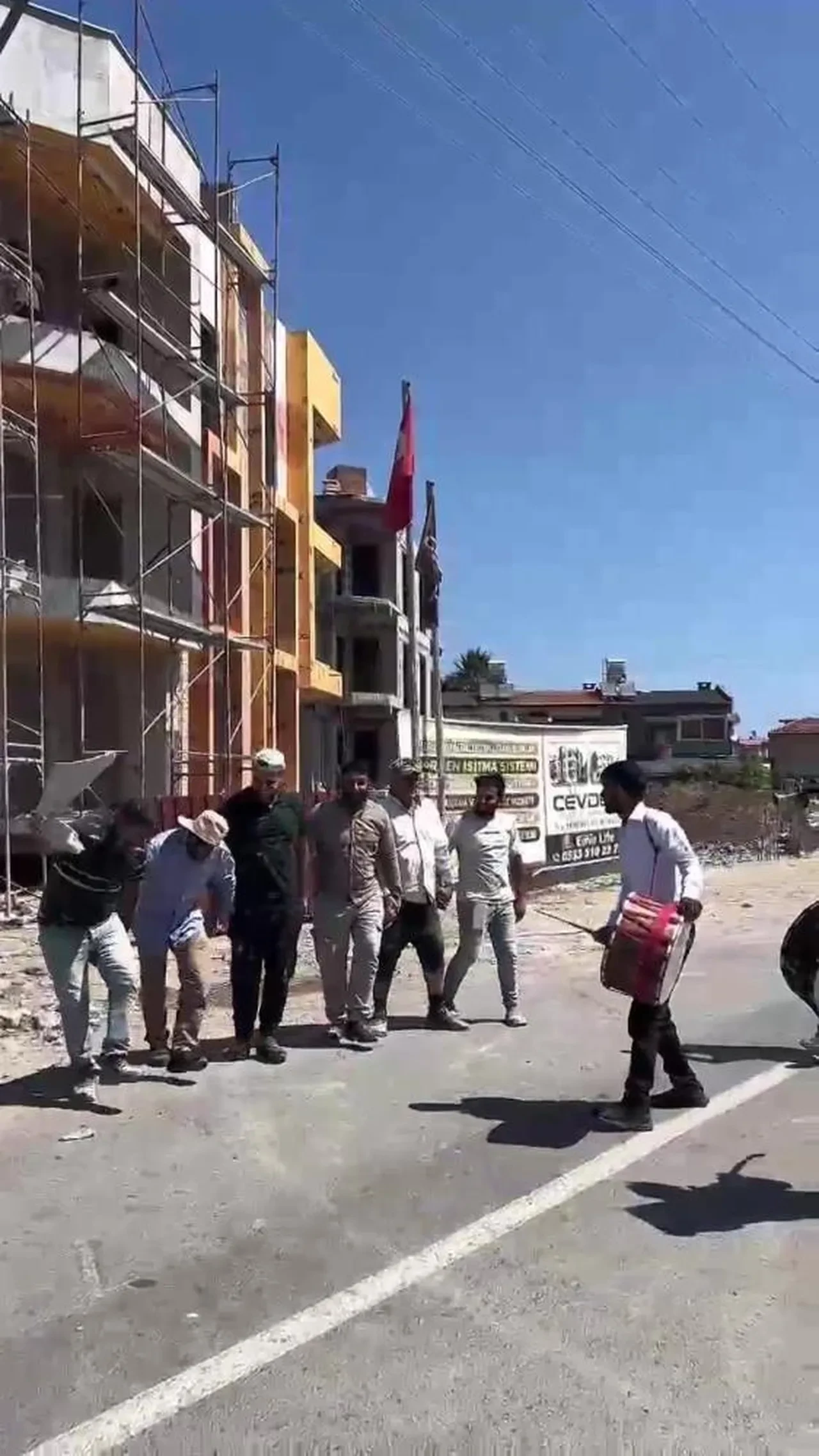 Deprem konutlarındaki işçilere davullu zurnalı moral sürprizi